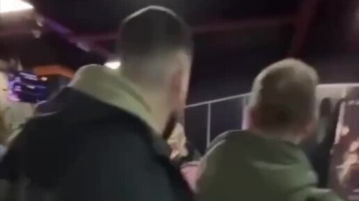 Конфликт файтинг. Пара дерется. Драка пары. Драка пары. Драка пары.