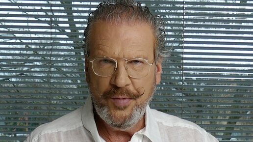 Девушка и парень с покупками. Человек с деньгами. Кэтрин фильм 2021. Довольно недорого. Девушка с пакетами покупок.