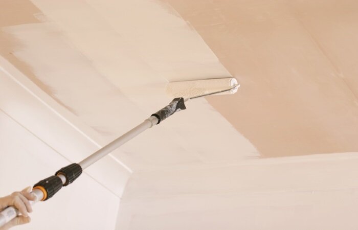 Сон побелка. Маляр с валиком потолок. Во сне белила потолок. Приснился сон в здании белила стены. Белить полотно картинка.