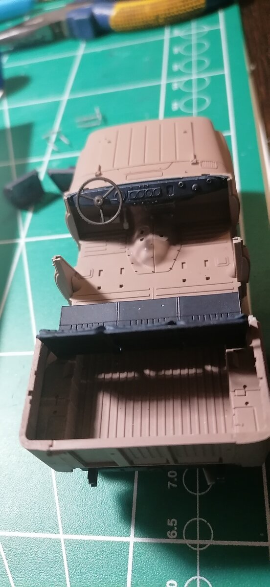 Установили панель приборов, и задний ряд сидений.