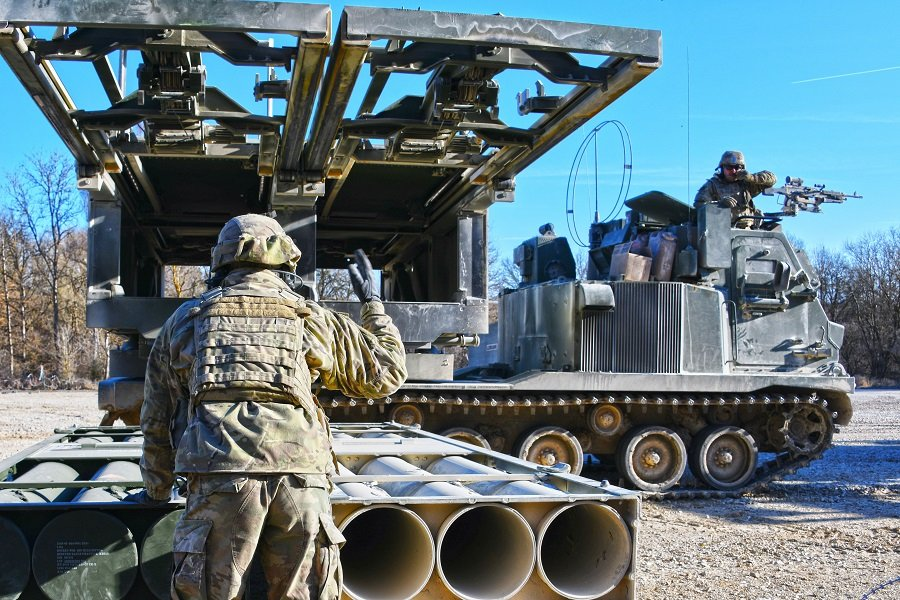 Солдаты США заряжают реактивные системы залпового огня M270 во время учений - Фото: Gertrud Zach/Zuma/TASS