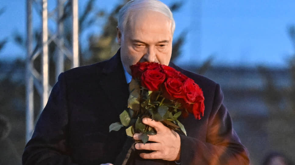 Фото: Дмитрий Азаров / Коммерсантъ📷Александр Лукашенко с душой отнесся к цветам, которые ему предстояло возложить