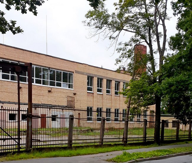 Хлебозавод на Манежной улице сегодня. Отремонтированный, но не функционирующий. Живёт воспоминаниями и в воспоминаниях ломоносовцев /фото из личного архива/