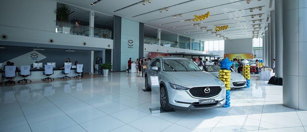 Новая машина в автосалоне. Новые автомобили автосалон. Киа motors рио автосалон 2020. Приобрести новый автомобиль. Престиж авто воронеж дубровина 19.