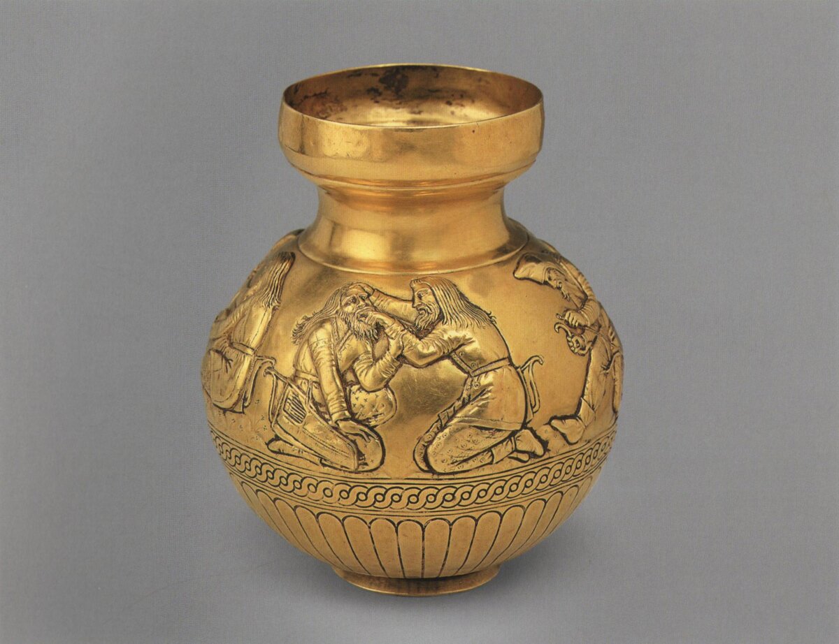 Рис. 2. Скифский сосуд из Кургана Куль-оба, Эрмитаж, Санкт-Петербург.  https://turizm-centr.ru/na-kakom-etazhe-zolotaya-kladovaya-ermitazha/
