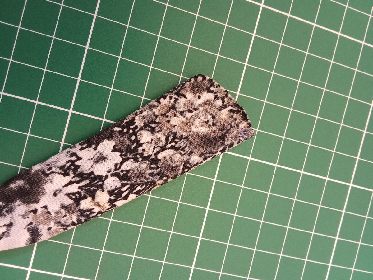 Много одежды. Женщина примеряет платье. Женский гардероб. Магазин одежды. Старая одежда.