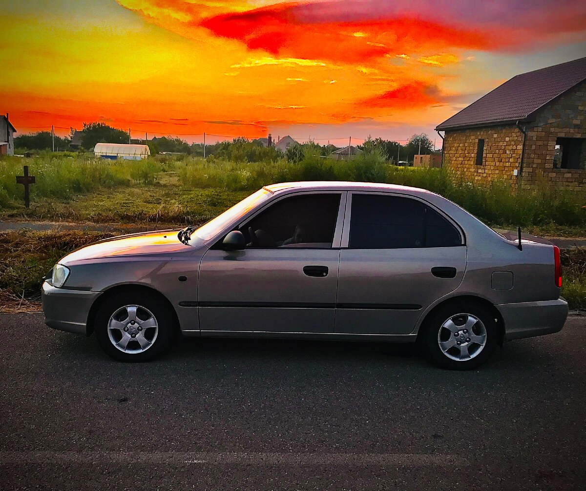 Цены на подержанные автомобили в России начали снижаться вслед за падением спроса на них.

Новые машины востребованы, между тем как продажи авто с пробегом снижаются второй месяц кряду. Даже с учётом того, что в этот период на рынке обычно происходит оживление.
По данным "Автостата", в октябре россияне купили 489 100 машин с пробегом, что на 4% ниже, чем в сентябре, и эта цифра опустилась ниже 500 тыс. впервые с апреля.
Ситуация не продлится долго, полагают участники рынка. Падение продаж б/у машин связано с ростом ключевой ставки, который повлёк за собой подорожание кредитов, приводит издание "На автотрассе" слова директора направления "Автомобили с пробегом" сети дилерских центров "Прагматика" Александра Суркова.
Кроме того, депозиты с высокой ставкой мотивировали россиян обратиться к дополнительным источникам дохода вместо того, чтобы покупать машину. Наконец, значимым фактором оказался увеличенный утилизационный сбор – все эти причины привели к тому, что за октябрь цена подержанной машины стала в среднем ниже на 2%.
Как ранее писал "Деловой Петербург", на общем фоне в Петербурге сложилась примечательная обстановка. Петербуржцы в октябре оформили кредитов на покупку автомобилей больше, чем в предыдущем месяце. На протяжении второго месяца осени в Петербурге было оформлено 4040 специализированных займов: на 0,6% выше результатов сентября, когда в городе выдали 4014 автокредитов.
При этом по России количество выданных автокредитов в октябре составило 79,4 тыс., что меньше итогов сентября на 4,2%, но на 41,6% больше прошлогоднего октября. Спрос на автокредиты достиг рекордных показателей в мае-июне. Участники объясняли тренд сезонным эффектом и отложенным спросом