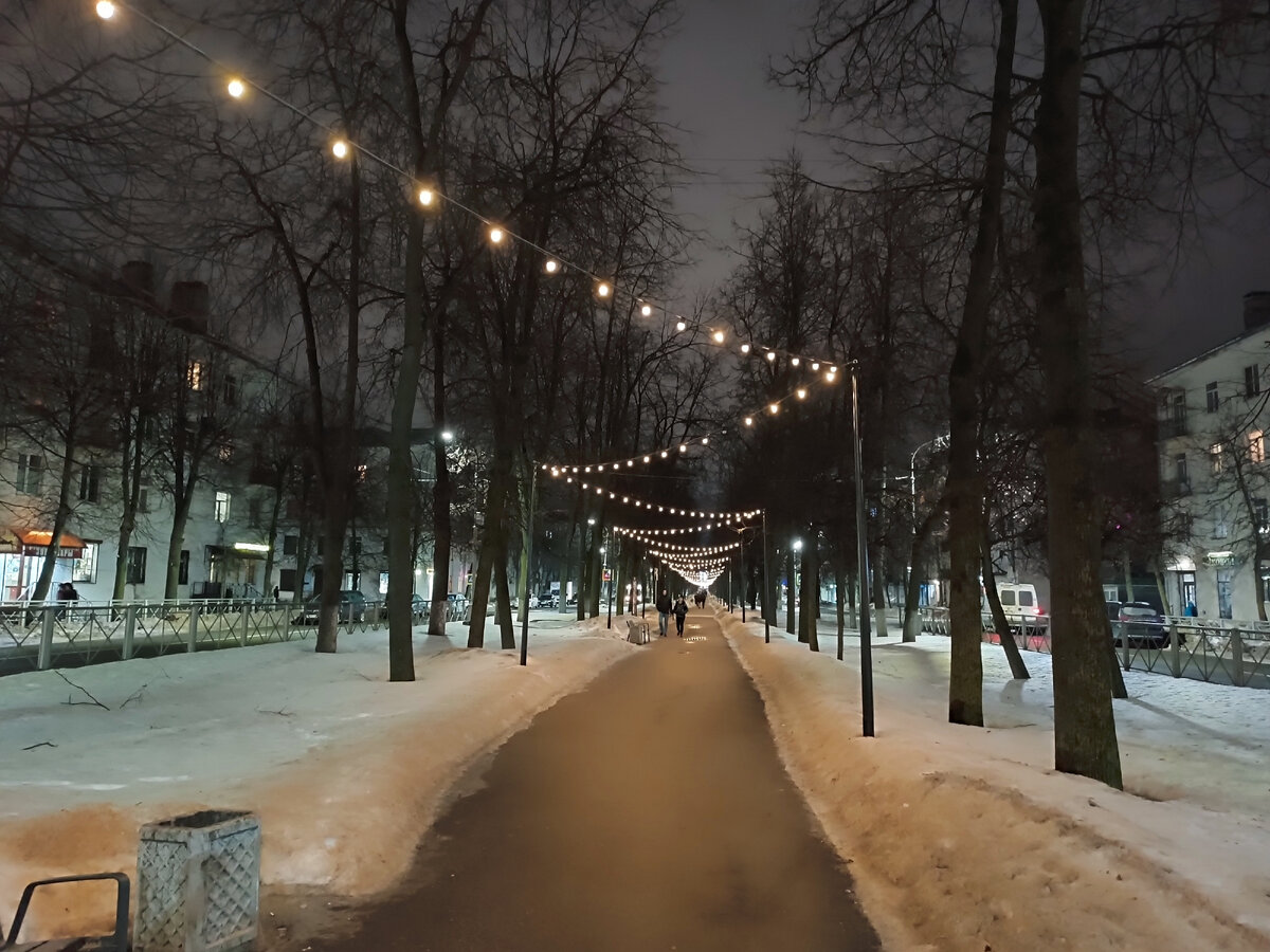 Фото автора канала. Это аллея от вокзала в сторону друзей 