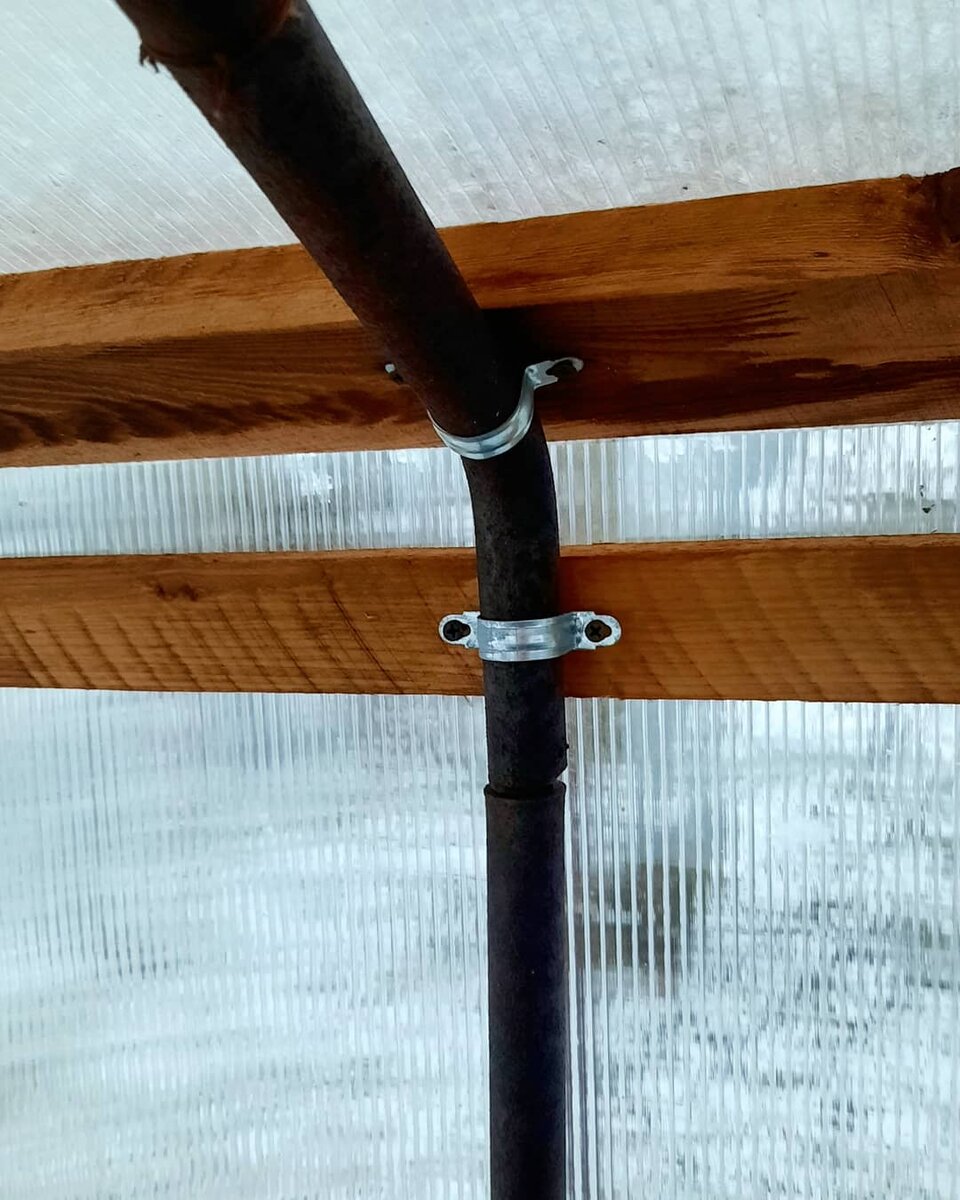 Фото автора. Принцип крепления бруска к металлической трубе.