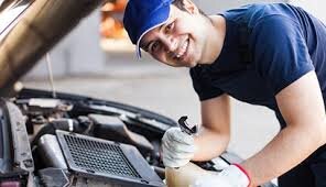 Для большинства из нас автомобиль – штука весьма ценная. Но время от времени приходится отдавать ее в руки сервисменов, которые, как показывает практика, редко упускают шанс вытянуть из клиента дополнительные деньги.
Способы обмана, практикуемые сотрудниками станций технического обслуживания, систематизировать достаточно просто. Есть три основных типа такого рода жульничества: «развести» клиента на ненужный ремонт, заставить его заплатить за несделанное, или дважды продать одну запчасть.
Причем, что характерно, ждать удивительных фокусов можно от любого автосервиса: и от гаражного, и от дилерского. От последнего, конечно, в меньшей степени, поскольку официалы ходят не только под буквой закона, но и под оком автопроизводителя.
Хотя принципиальных типов обмана меньше чем пальцев на одной руке, в жизнь они воплощаются с большой изобретательностью и разнообразием. Поэтому проще описать типичные случаи «разводов» и жульничества со стороны мастеров.
Это бизнес – ничего лишнего...
Для начала нельзя не сказать о достаточно безобидном способе развода клиента. Когда в заказ-наряд вписывают лишние расходные материалы. Автор этих строк, например, лично столкнулся с подобным, когда в заказ-наряде на небольшой кузовной ремонт по КАСКО в СТО официального дилера, помимо прочего, числилось 200(!) «баночек для смешивания красок»! В «высокие взаимоотношения» страховой компании и СТО лезть тогда не захотелось, но «намотать на ус» такую хитрость пришлось. Ведь в случае серьезного ремонта машины клиент может и не заметить подобную «мелочь». Вывод: всегда и дотошно контролируй, что мастера пишут в заказ-нарядах.
Лучшее – враг хорошего
Следующий способ, о котором стоит рассказать, заключается в замене вполне работоспособных запчастей на новые. Особенно любят такое дело в крупных СТО, имеющих свой склад запчастей. Метод хорош тем, что доказать жульничество кране сложно. Да и никто особо не пытается: работники автосервиса стараются «разводить» таким образом либо людей, не разбирающихся в машинах, либо легко внушаемых граждан. Стоит заметить, что данный метод очень любят практиковать работники СТО официальных дилерских центров. Меняют по гарантии якобы вышедший из строя узел на машине клиента на новенький. Снятый (вполне работоспособный) либо продают потом втихаря другому клиенту, у которого на уже сошедшей с гарантии машине аналогичная деталь вышла из строя по-настоящему.
Чтобы не «спонсировать» автомеханика своими запчастями достаточно слушаться не его советов, а собственный здравый смысл. Если деталь, которую «приговаривает» механик внешне выглядит нормально, срок ее регламентной замены не виден даже на горизонте, она не издает лишних звуков и вообще, ведет себя нормально при движении – можно смело отправлять сказочника из СТО в … ремзону, в общем.
Диагностика без диагностики
С вышеуказанным методом граничит другой, под названием «диагностика-пустышка». Он применяется, как правило, когда автовладелец приезжает на СТО с хрестоматийным «что-то стучит» (гудит, скрипит и т.д). Главное, чтобы он сразу оплатил диагностику и спокойно ушел в клиентскую или еще куда. Никто машину на самом деле не диагностирует, а клиенту потом говорят, что с ней все нормально. Или объявляют, что нужно «менять половину подвески» (перебирать двигатель, перебирать КП, менять рулевую рейку и т. п.) – как в вышеописанном случае. Избежать такого можно просто: не оплачивать за диагностику заранее и присутствовать при ее проведении лично.
Меняем сломанное на... сломанное
Причем, дорогостоящий ремонт может обернуться превращением более или менее исправной машины в по-настоящему сломанную. Например, в случае «менять подвеску» вполне работоспособные детали могут быть заменены на практически «убитые», но отмытые, покрашенные заново и с новыми «резинками». И пойди потом доказывай. Особенно любят промышлять подобным автосервисы, расположенные на трассе, когда клиенту зачастую главное – доехать до цели. Избежать такого рода «развода» не получится, даже если вы потребуете отдать снятые с вашей машины «старые» запчасти. Настоящие деньги за металлолом под видом «новых» деталей и их инсталляцию с вас уже и так взяли. Если не избежать, то, хотя бы, снизить вероятность попадания в такую историю можно только одним способом: следить за состоянием своей машины, проводить все регламентные работы и замены деталей в рекомендованный производителем срок. В общем, не рассчитывать на авось, не откладывать ремонт до момента «пока не сломается».
Дьявол кроется в деталях
То есть в сомнительных СТО лучше постараться присутствовать в ремзоне при всех манипуляциях с вашей машиной. Хотя и это – не панацея. Нормальный автомеханик быстро поймет, кто перед ним: человек понимающий в машинах, строящий из себя профессионала профан, или интернет-теоретик, чьи познания имеют мало общего с практикой.
Есть, например, на некоторых моделях немецких авто некая операция по ремонту КП. Можно подлезть и выполнить ее снаружи, даже без демонтажа агрегата. А можно сделать все по правилам – разобрав половину машины и сняв «коробку». Соответственно и цена работ будет отличаться разительно. И человек, не знающий такой тонкости, обречен оплатить эту разницу. С такого рода расходами бороться можно лишь одним способом: повышая собственный уровень знаний о своей машине. В интернете сейчас можно найти массу полезной информации практически о любой более или менее массовой модели любой марки авто. Было бы желание.
Договор дороже денег
Вообще, цену и объем работ с машиной нужно обязательно согласовывать перед сдачей авто в ремонт, а не махать кулаками, рассматривая счет после его окончания. И требовать предварительного согласования при возникновении необходимости любых дополнительных работ. Например, поначалу мастер скажет, что замена свечей обойдется, скажем, в 1000 рублей. А по окончании ремонта вдруг выясняется, что для этого требуется снимать впускной коллектор двигателя. И эта операция стоит 3000 рублей. В такой ситуации не стоит сразу трясти мошной. Потребуйте вернуть все назад, как было до ремонта и, скорее всего, лишних денег с вас не возьмут.
Ключ – на старт!
Для владельцев дорогих или «спросовых» с точки зрения угонщиков моделей, не лишним будет помнить, что даже не особо грамотный в электронике автомеханик в состоянии «пришить» к сигнализации автомобиля дополнительный брелок или транспондер. В последствии с помощью этого «лишнего» ключика злоумышленники легко и непринужденно угоняют транспортное средство. С массовым внедрением автопроизводителями систем доступа к машине типа «keyless», опасность подобного развития событий, как говорится, «шагает в массы». Некой гарантией безопасности от такого рода неприятностей может стать обслуживание машины либо у «официала», либо в крупном и цивилизованном неофициальном СТО. Такие организации, как правило, дорожат своей репутацией и связываться с уголовщиной им не с руки. С другой стороны там обычно четко фиксируется кто из автомехаников, когда и зачем имел доступ к машине. В случае чего это позволит вычислить злоумышленника. И потому последний, скорее всего, не станет так рисковать.
В заключение скажем, что старинная поговорка автомехаников гласит: «Сделал машину хорошо — потерял клиента». Ведь на совесть обслуженное авто требует только замены расходников, да регламентной замены запчастей. А любому автосервису выгодно, чтобы клиент приезжал на ремонт гораздо чаще. И для этого все способы хороши. Поэтому единственная возможность избежать неприятностей - пользоваться услугами одной и той же СТО. Той, где квалификация мастеров и цены вас устраивает. Персонал такого сервиса будет знать вас как постоянного, но знающего что почем клиента, с которым не стоит и пытаться проворачивать всякие «фокусы».