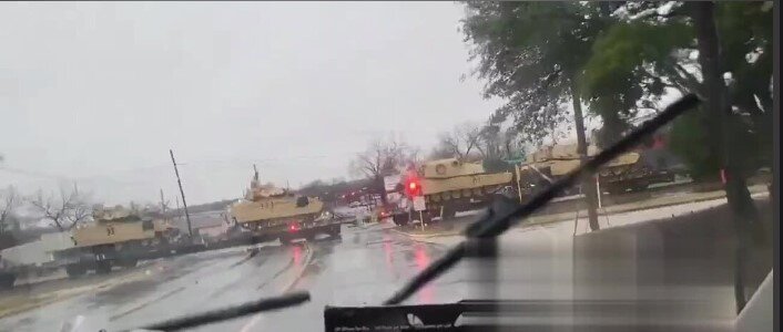 тяжелая бронетехника едет в помощь  Техасу.