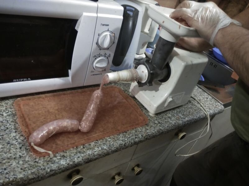 Череву надеваем на насадку полностью, край завязываем на узел, фарш - в мясорубку - моё фото