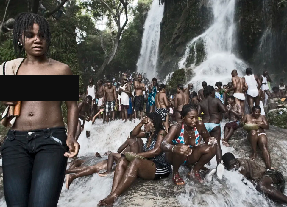 Тысячи гаитян каждый год совершают паломничество в Виль Бонер к древнему водопаду Со-д'О, чтобы принять участие в довольно странном обряде вуду, поклоняясь богине любви Эрзули.-3