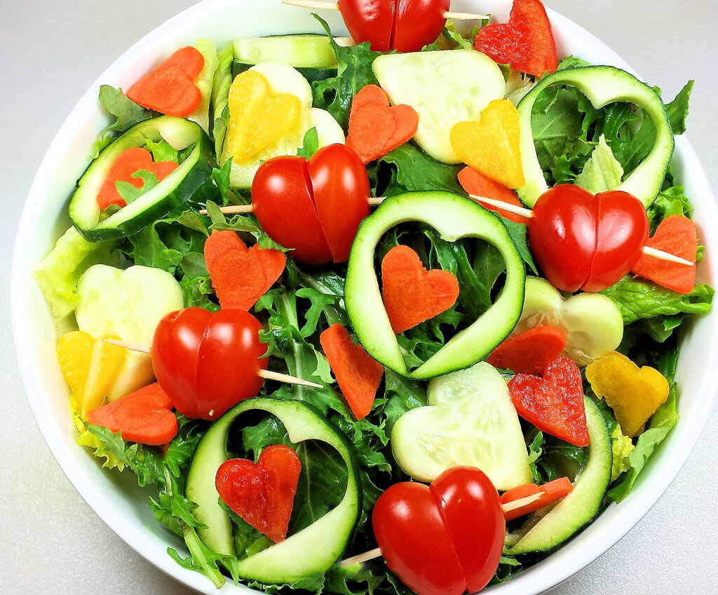 Овощной салат. Красивый салат из овощей. Салат из сырых овощей. Салат из овощей красиво оформленный. Какие салаты можно детям