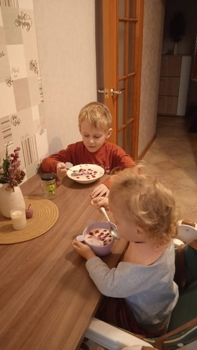 Это дети завтракают ленивой овсянкой на воде с ягодами малины и черники