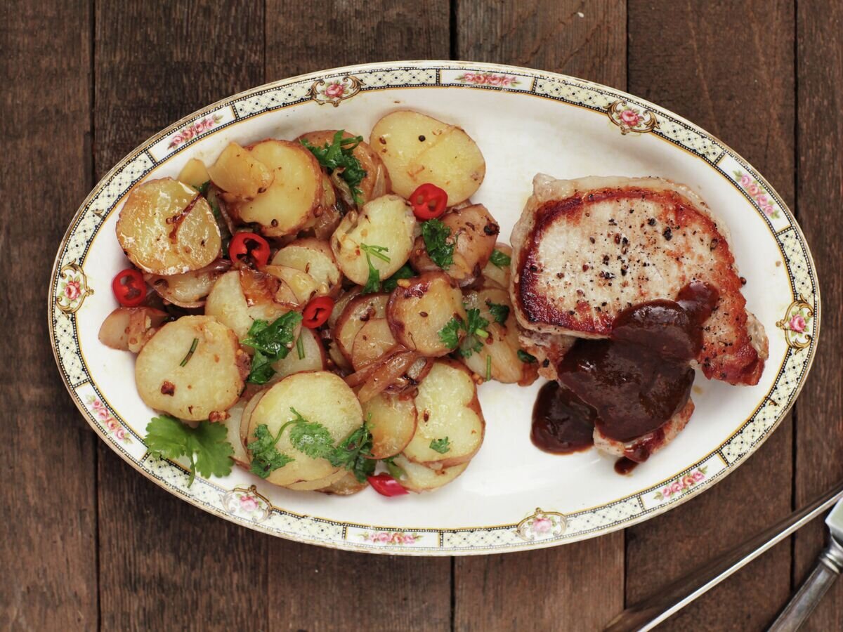    Свинина с соусом из чернослива и жареная картошка с индийскими специями© РИА Новости / Анна Людковская