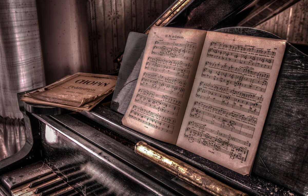 танцы в музыкальной школе. танцевальный вечер для молодежи. влюбленные с гитарой. 2 класс. парень с гитарой.