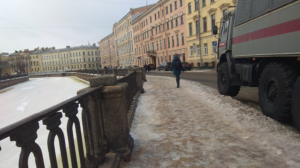 Зимний Санкт-Петербург разочаровывает туристов, а жители города не  понимают, почему реформа по уборке улиц не работает | Питер сейчас | Дзен