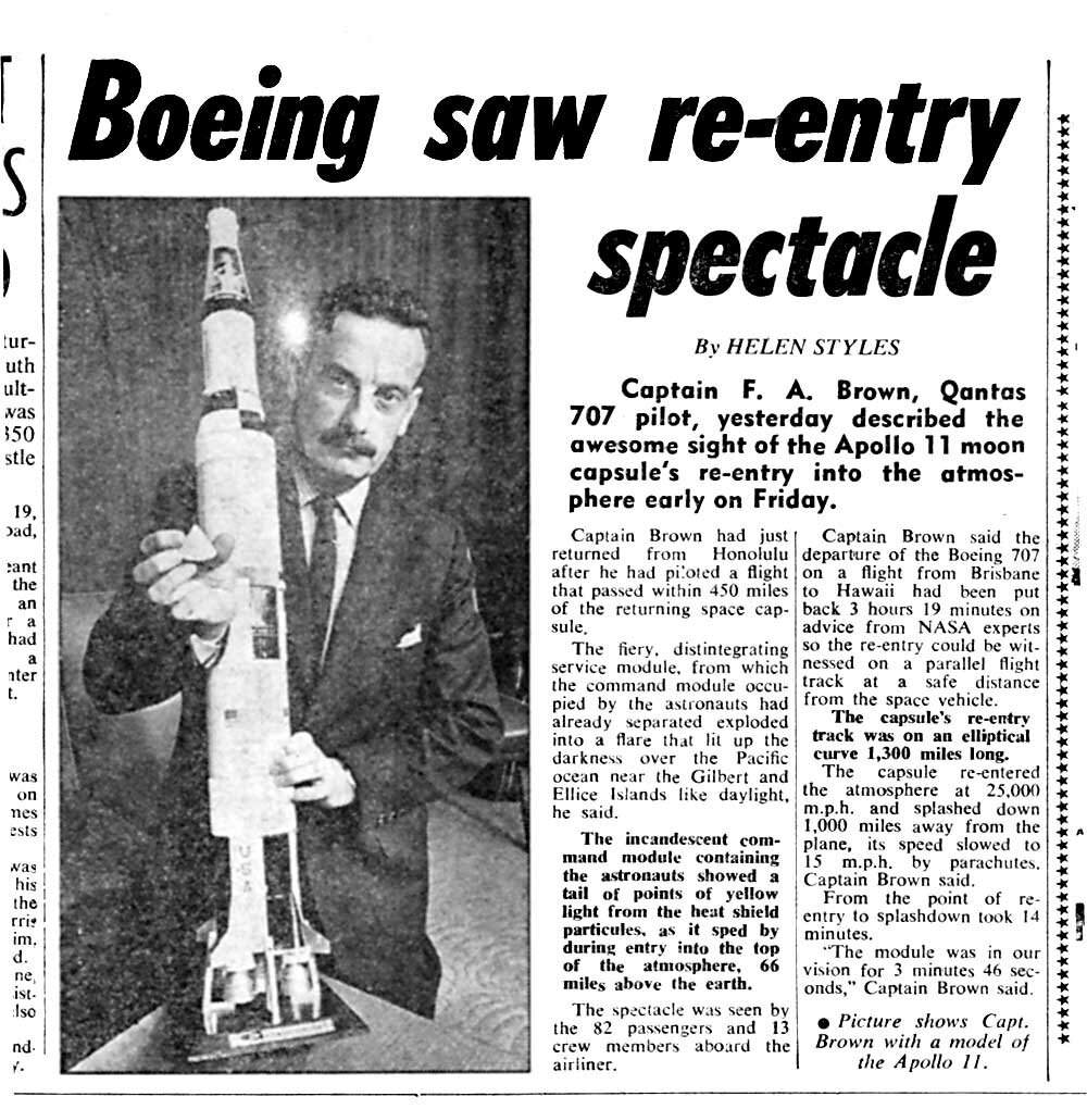 На снимке изображён капитан Браун с моделью ракеты "Сатурн-5".