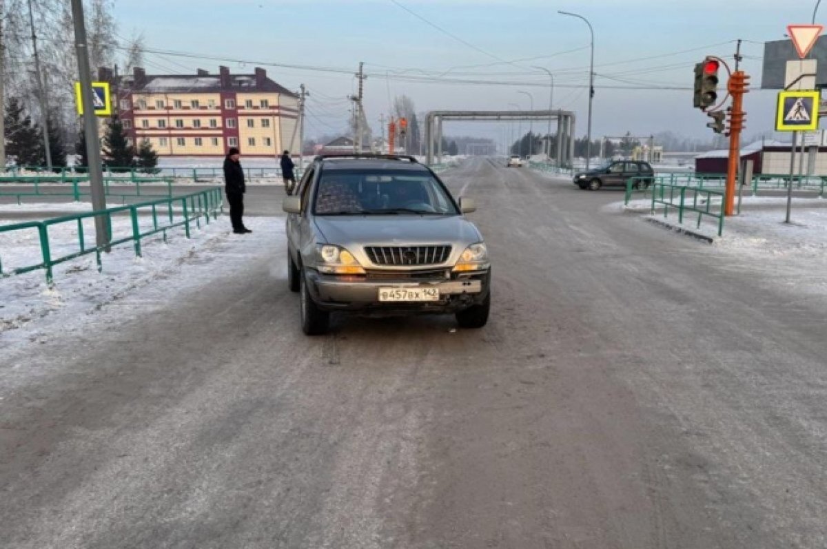    В Краснобродском водитель на «Лексусе» сбил двух маленьких детей