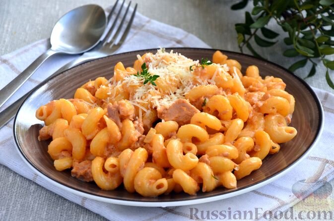 макароны, тунец консервированный, лук репчатый, томат-паста, сыр сливочный, сыр твёрдый, чеснок, масло оливковое, соль