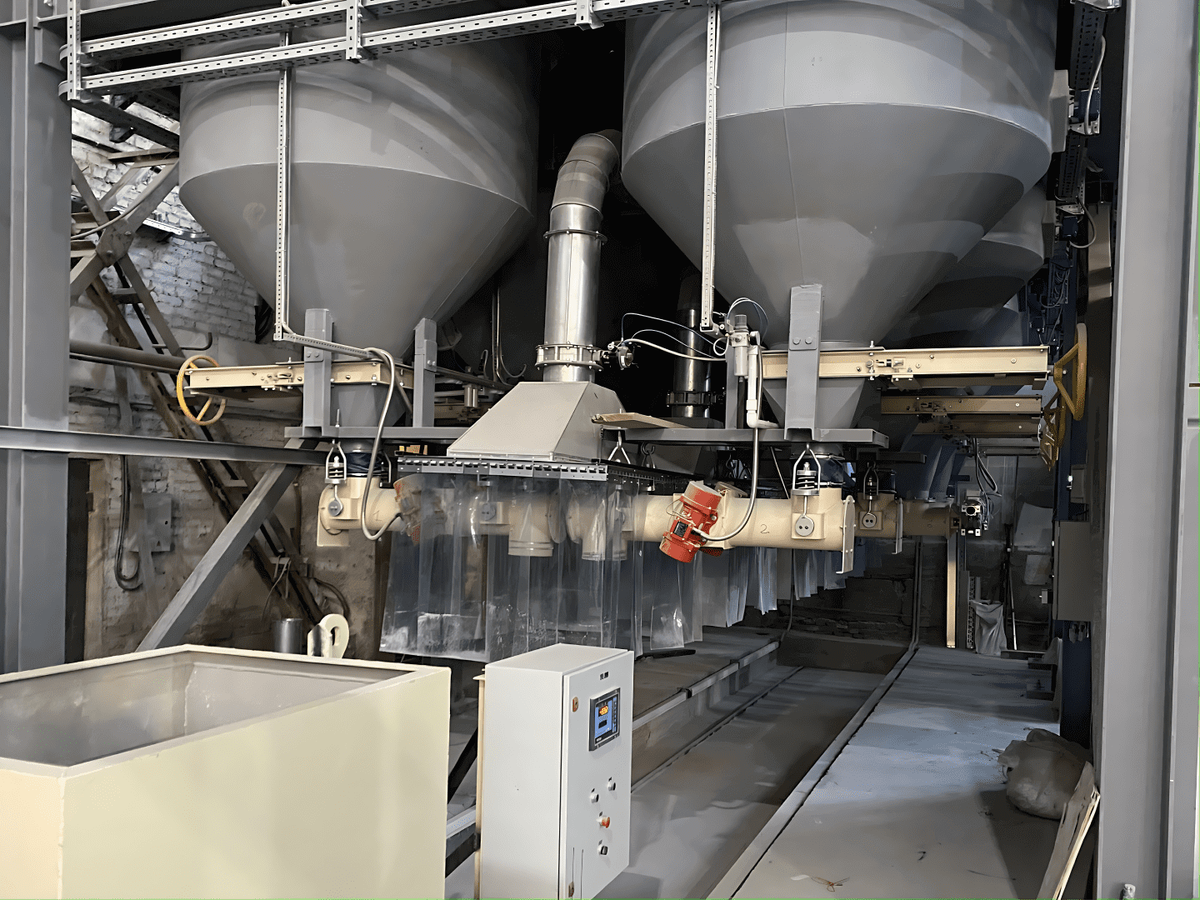 Система автоматического дозирования компонентов сухой смеси на производстве НИИСТРОМ. Повышает производительность и сокращает сроки поставки готовой продукции.