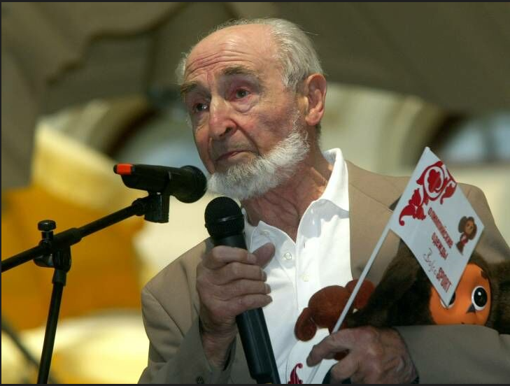 килограмм винограда. килограмм винограда. виноградинка для бутылки вина. тяжесть жизни. девушка с вином.