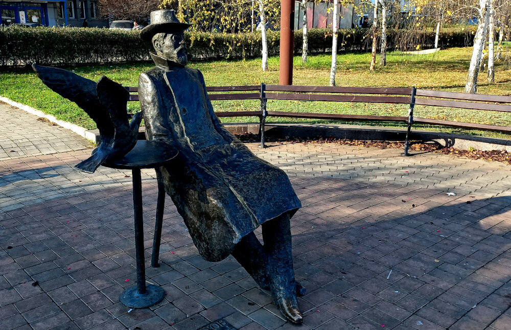 Памятник Чехову А.П. в Донецке. Автор Равиль Акмаев. Фото 2023 года 