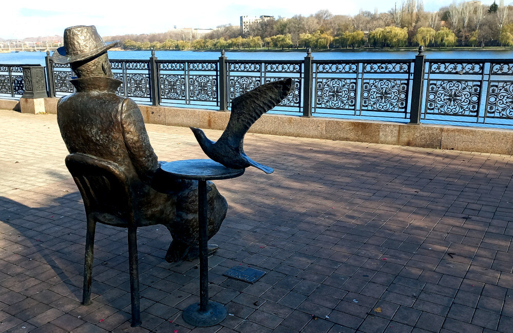 Памятник Чехову А.П. в Донецке. Автор Равиль Акмаев. Фото 2023 года 