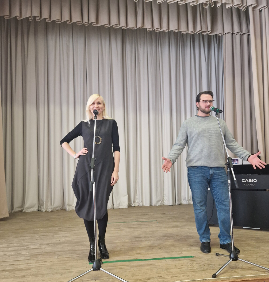 Юлия Измайлова вместе со своим коллегой по репетиционному этапу подготовки к фестивалю проверяют микрофоны на сцене малого зала ЦКиД