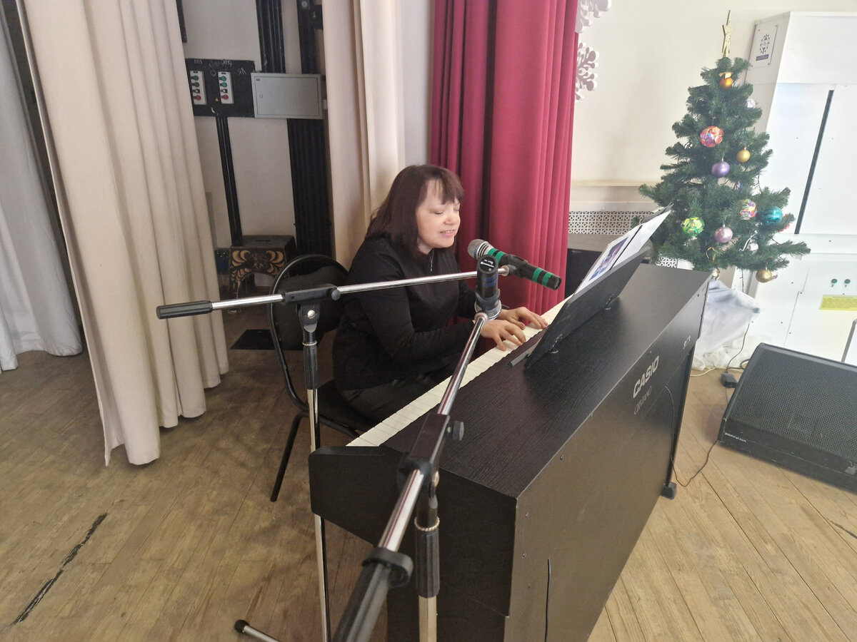 Пусть пока и не рояль, а электропианино, но Ольга Дарвина успешно освоила инструмент, и готовит к фестивалю свой "Рояль в кустах"...