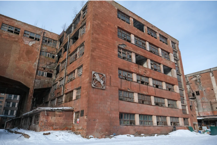 Современное состояние мясокомбината ныне АО "Самсон", в январе 2024 лишен статуса объекта культурного наследия (фото Артем КИЛЬКИН https://www.spb.kp.ru/daily/27559.5/4883697/)

