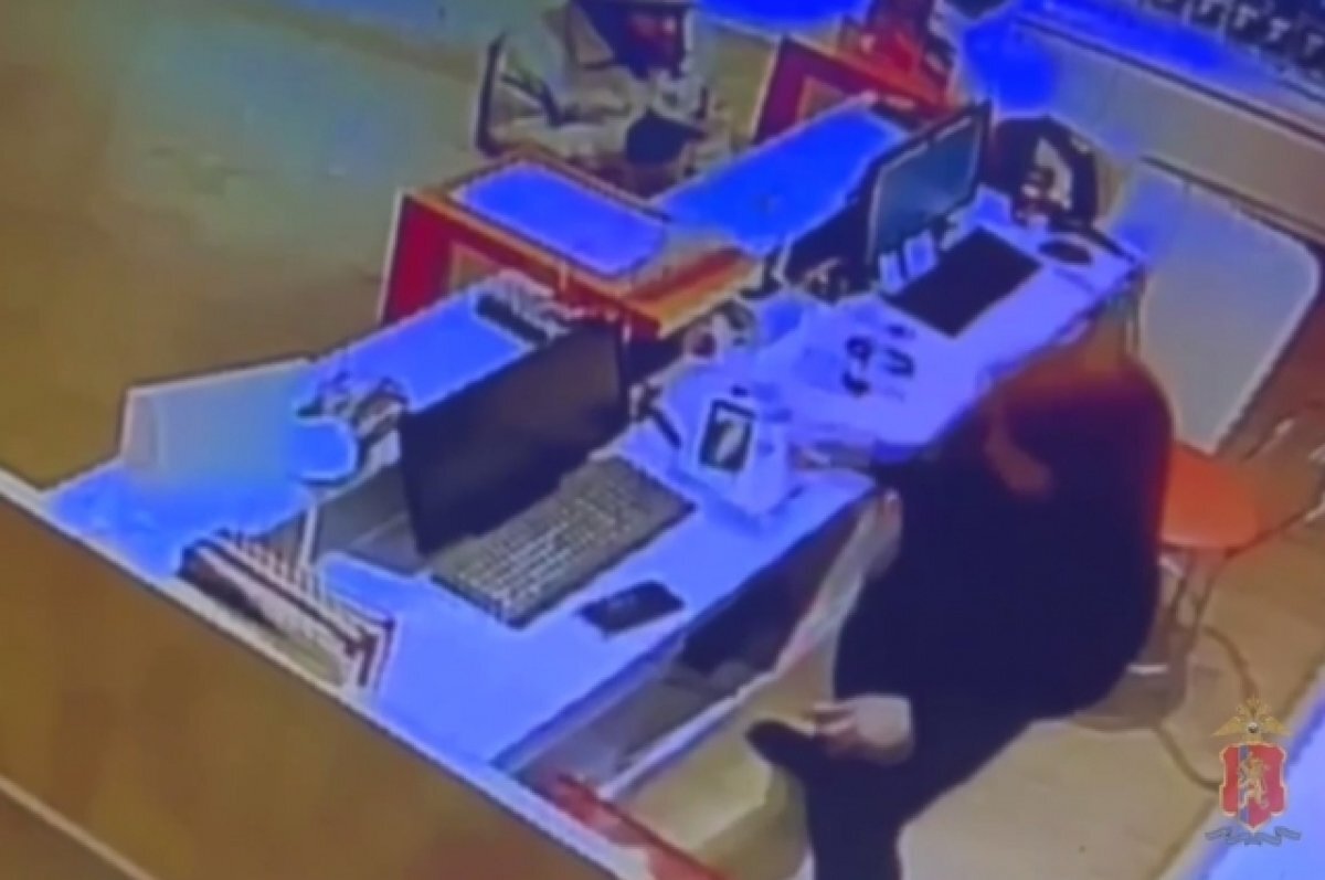    Момент разбойного нападения на салон мобильной связи.