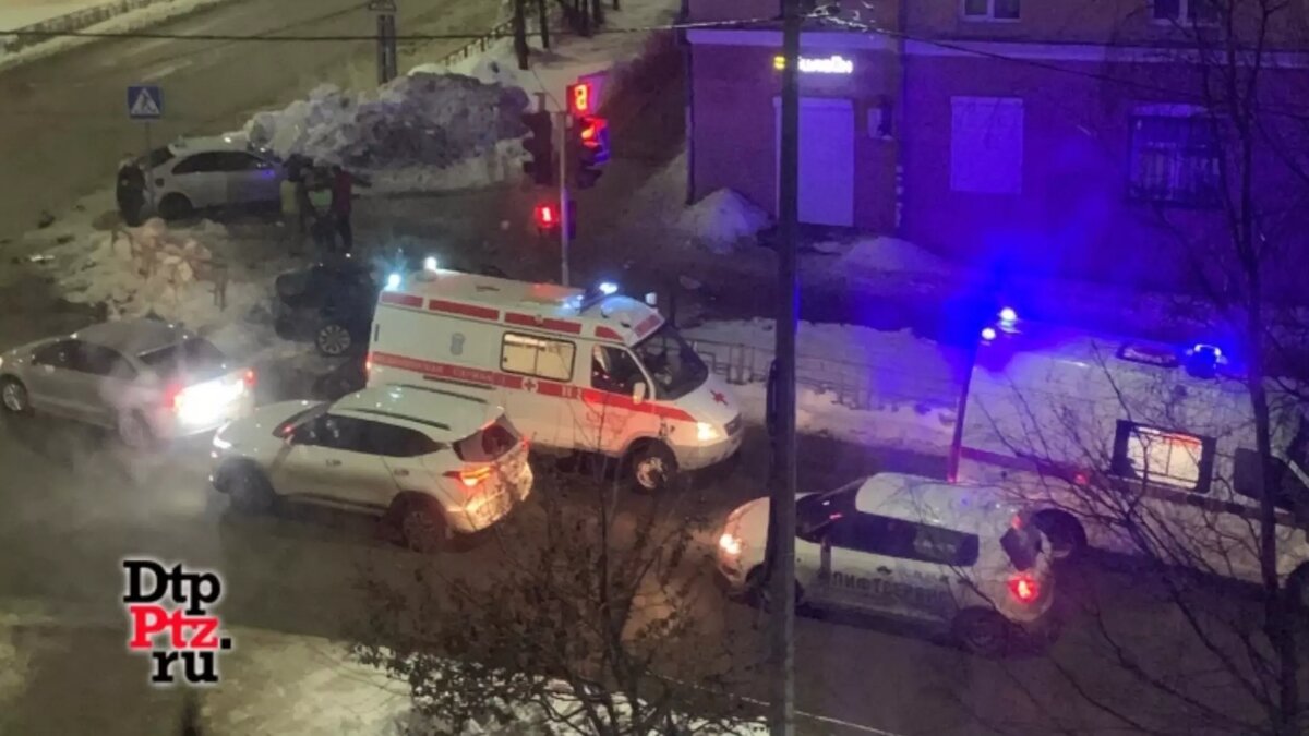     Трагедии чудом удалось избежать: момент жесткого ДТП попал в объектив камеры наружного видеонаблюдения.