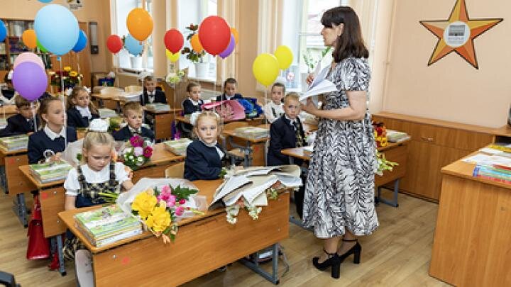 Учителя сбегают из школ из-за переработок и детей мигрантов: Путину рассказали о серьезной проблеме в России