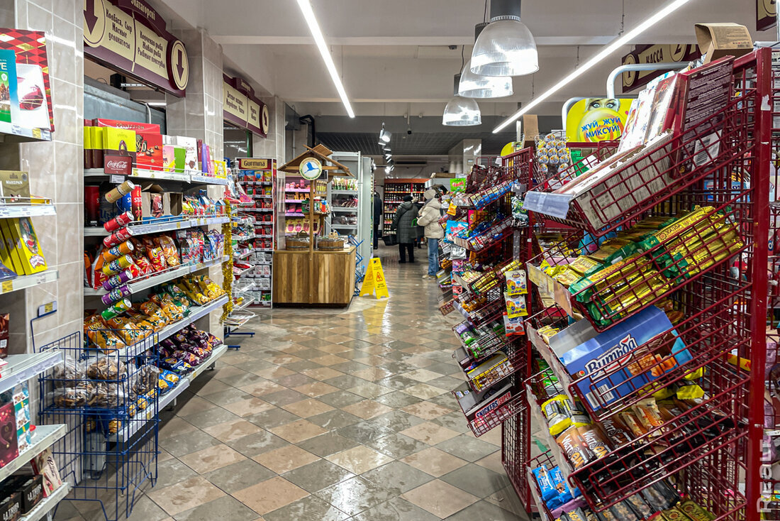 небольшой продуктовый магазин. мультибрендовый магазин одежды. бутик женской одежды. персонал магазина одежды. бутик сумок и аксессуаров.