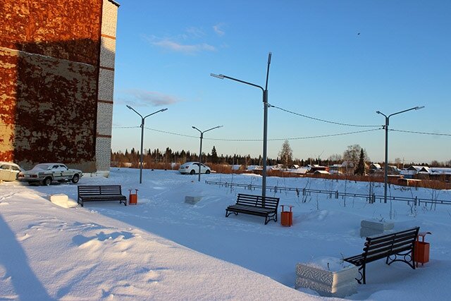 Уютный сквер поселка Путеец располагается на улице Путейской, между многоквартирными домами № 1 и № 3