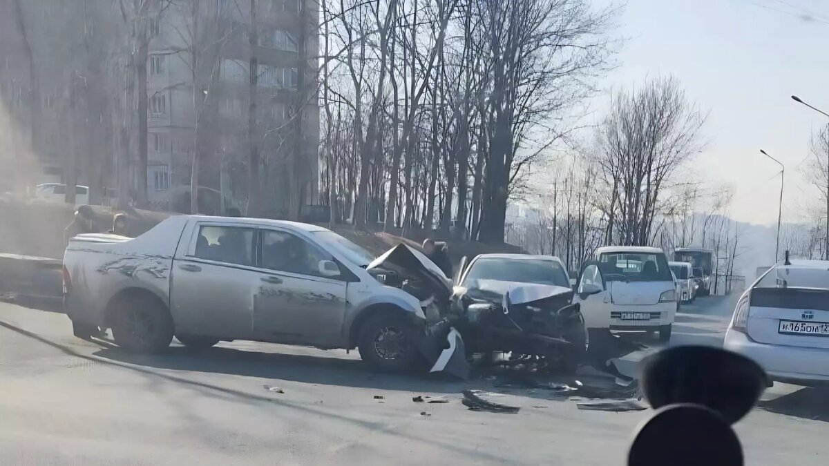     Во Владивостоке произошло внезапное ДТП, заставившее жителей задуматься о его причинах. На Нейбута столкнулись две машины на ровной и сухой дороге. Как так вышло? Загадка для людей.