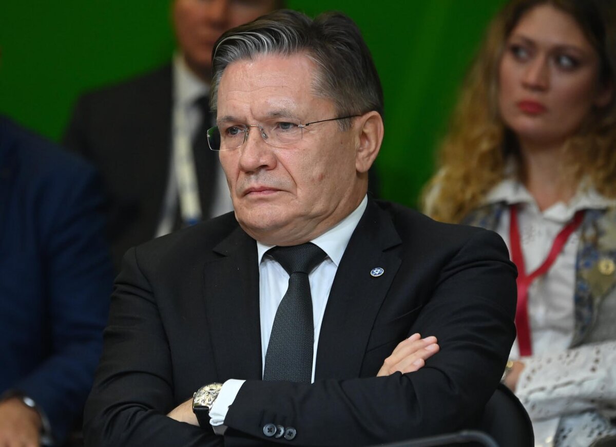 пешеход для дошкольников. пешеход на проезжей части дороги. дети переходят пешеходный переход. пешеходный переход для детей. переходя дорогу нужно посмотреть.