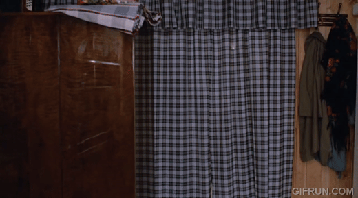 Гиф создан по фрагменту ролика на Yoytube-канале "Эхо союза" "Любовь и голуби. Сучка ты, крашена! HD"