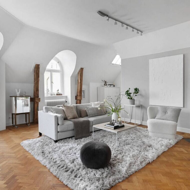 Постеры в гостиную в интерьере. Интерьер гостиной. Уютный интерьер квартиры. Идеи дизайна комнаты в нейтральных тонах. Нейтральные идеи.