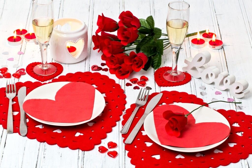 Организация 14 февраля. Стол для романтического ужина. Украшение стола для романтического ужина. Столик для романтического ужина. Сервировка стола для романтического ужина.