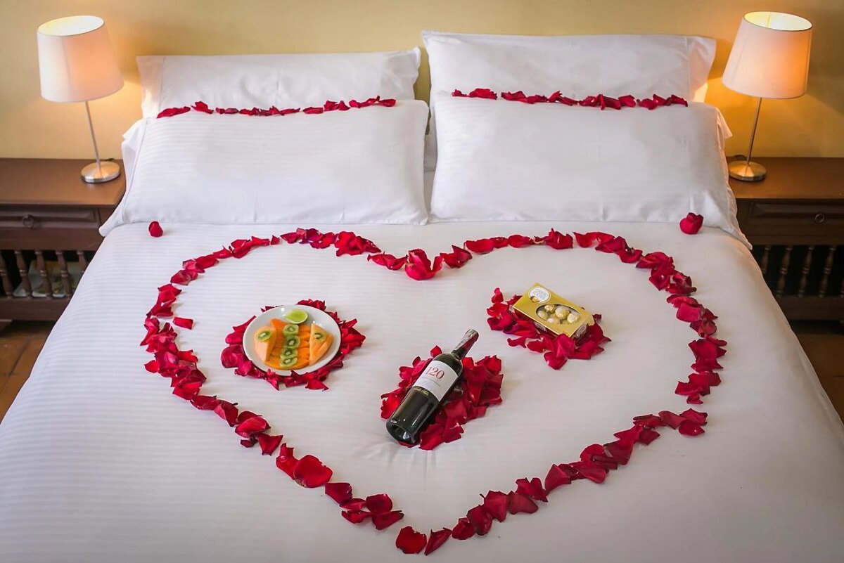 Праздник в постели. Украшение постели. Украшения для кровати. Романтическая кровать. Кровать для новобрачных.