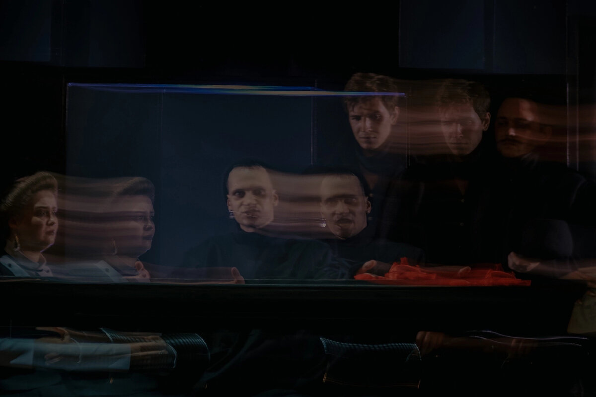 Лизавета Прокофьевна с Ипполитом и племянником Лебедева 