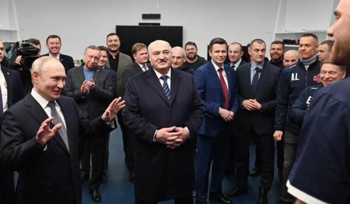     Путин и Лукашенко общаются с хоккеистами. Источник: 78.ru Автор фото: Пресс-служба Кремля