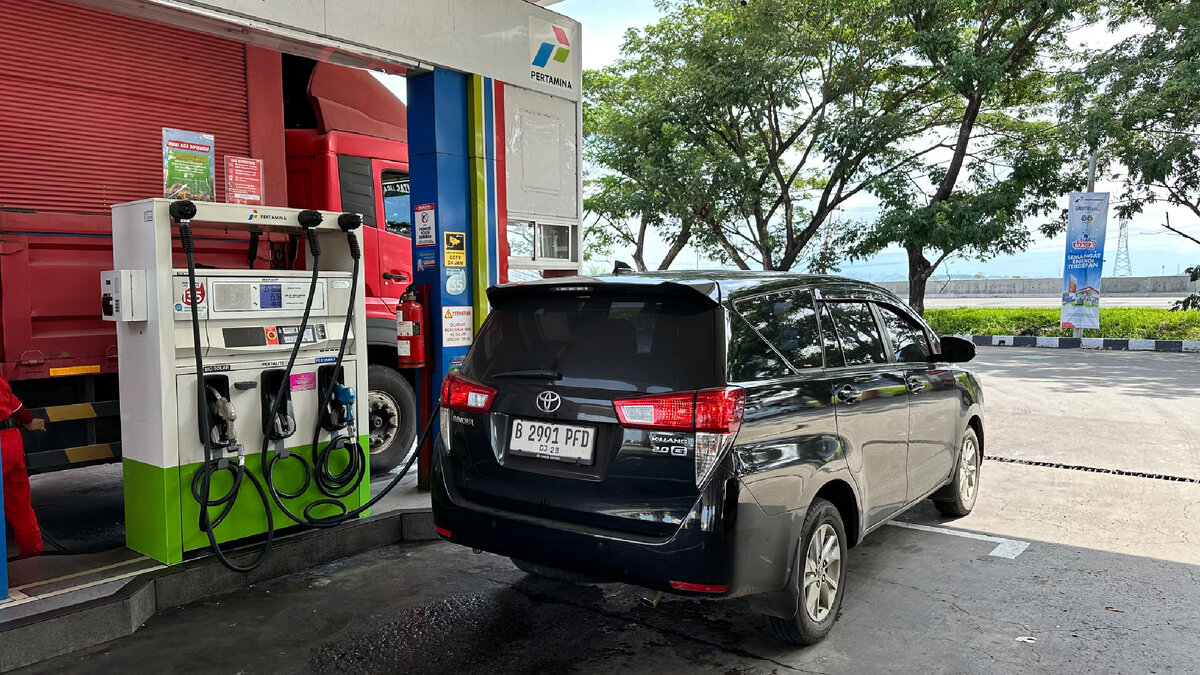 Дорога полоса проезжая часть. Правила перехода не регулируемого перекрёстка. Расположение тс на проезжей части. Как понять куда двигаться. Трактория движения автомобиля.