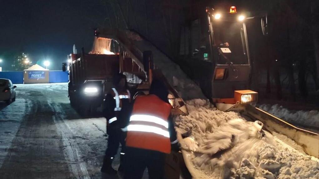     На омские дороги для вывоза снега также выйдут дополнительные самосвалы.