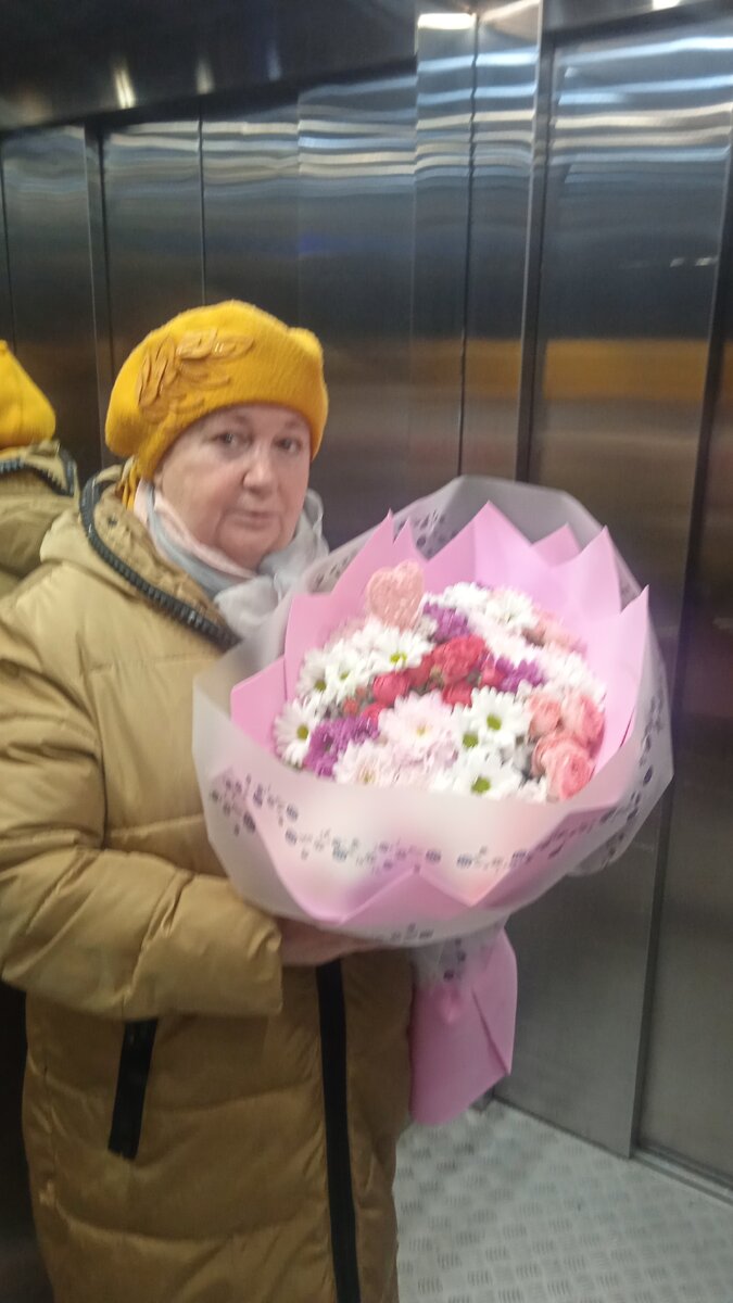 Едем в больничном лифте 