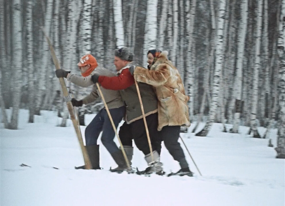 Никитич осторожно выглянул из чащи лыжни. Никулин Вицин Моргунов на лыжах. Самогонщики Никулин на лыжах. Никулин и Моргунов на лыжах.