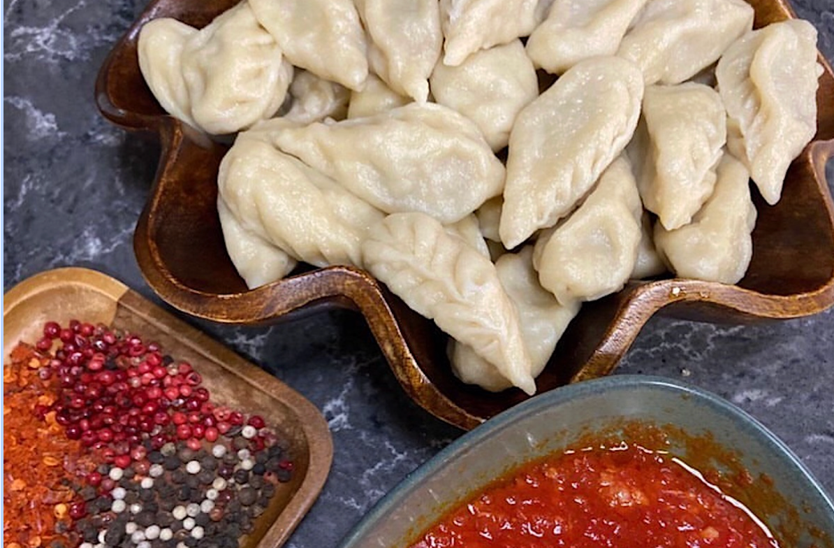 Дагестанские пельмени курзе хорошо идут с местными соусами. Источник: Akhmad Tarkovsky / CC BY-SA 4.0